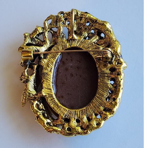 Faux Jewels Cameo Brooch Victorian Style Very Pretty Pastels Spring Summer - Picture 3 of 3